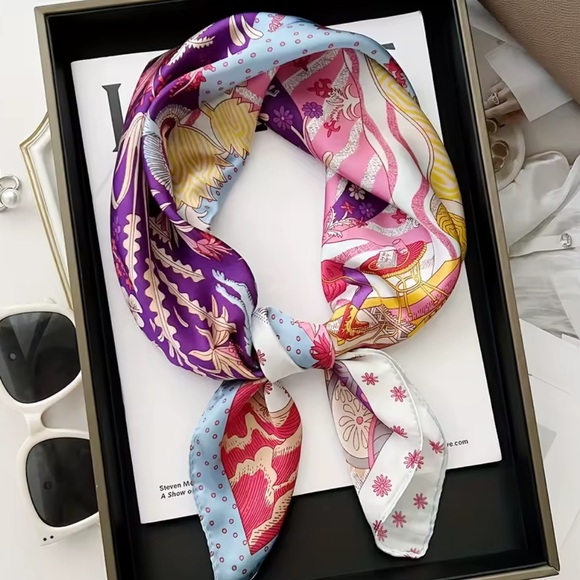 Elegant  Multicolor Scarf feels like silk, is polyester - Picture 3 of 5